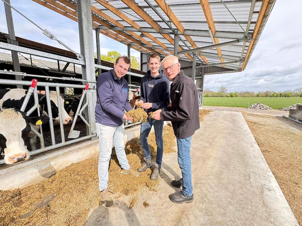 Net als de familie Baks ziet ook Gerrit Baan van Coops Mengvoeders (l) voordelen in het voeren van een mengkuil in combinatie met robotmelken