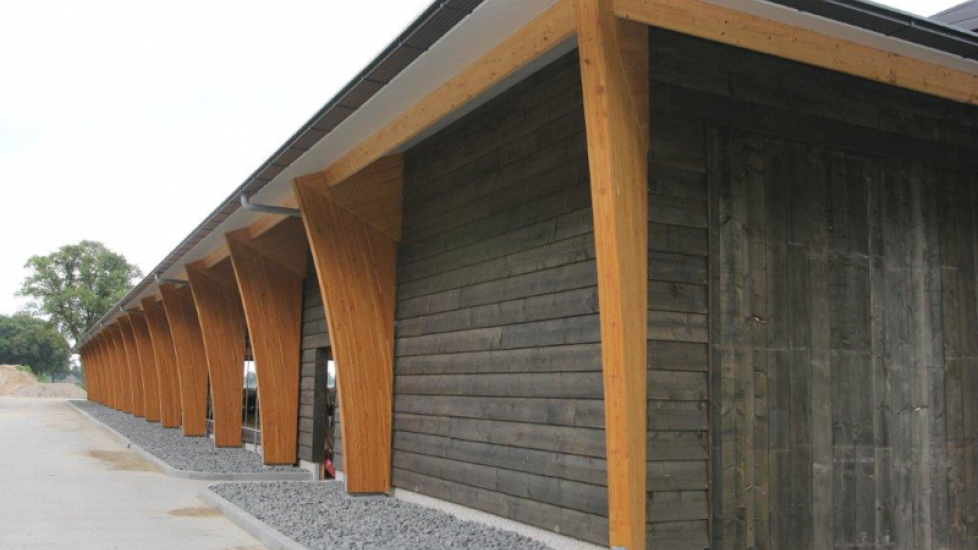 Het ontwerp met verassende houten spanten komt niet van de hand van een stadsarchitect, maar van Marco's broer. Hij is dakdekker van beroep maar heeft een opleiding tot bouwkundig tekenaar gevolgd en heeft duidelijk de benodigde creativiteit.
