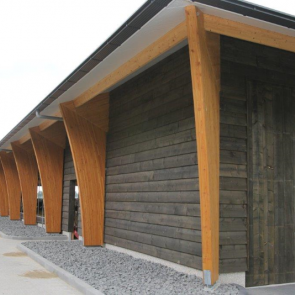Het ontwerp met verassende houten spanten komt niet van de hand van een stadsarchitect, maar van Marco's broer. Hij is dakdekker van beroep maar heeft een opleiding tot bouwkundig tekenaar gevolgd en heeft duidelijk de benodigde creativiteit.