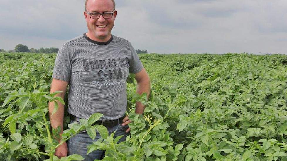 Bart Michel uit Dedemsvaart heeft in maatschap met zijn vader, oom en neef een akkerbouwbedrijf met 500 hectare, waarvan de helft in beslag wordt genomen door de teelt van zetmeelaardappelen. Circa 60 procent van deze aardappelen teelt hij voor de langere