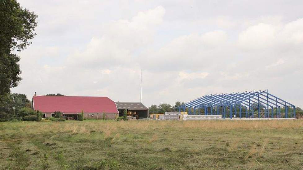 Op het erf van Michel verrijst een nieuwe bewaarschuur voor de aardappelen.