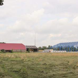 Op het erf van Michel verrijst een nieuwe bewaarschuur voor de aardappelen.